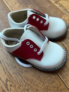 FOOTMATES Cheer white apple red Laceup Saddle 8412 like new condition size 4